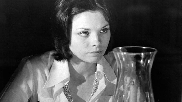 Ein schwarz-weiß Bild von der Schauspielerin Kim Cattrall in ihrer Rolle bei "Rosebud" aus dem Jahr 1975.