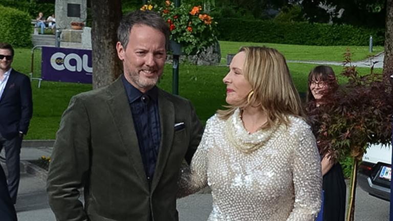 Kim Cattrall und Russell Thomas laufen Arm in Arm.