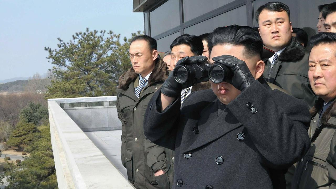 Kim Jong-un mit dem Fernglas an der Grenze zu Südkorea - 2012