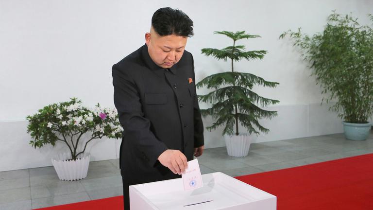 Kim Jong-un bei der Abgabe seines Wahlzettels - 2014