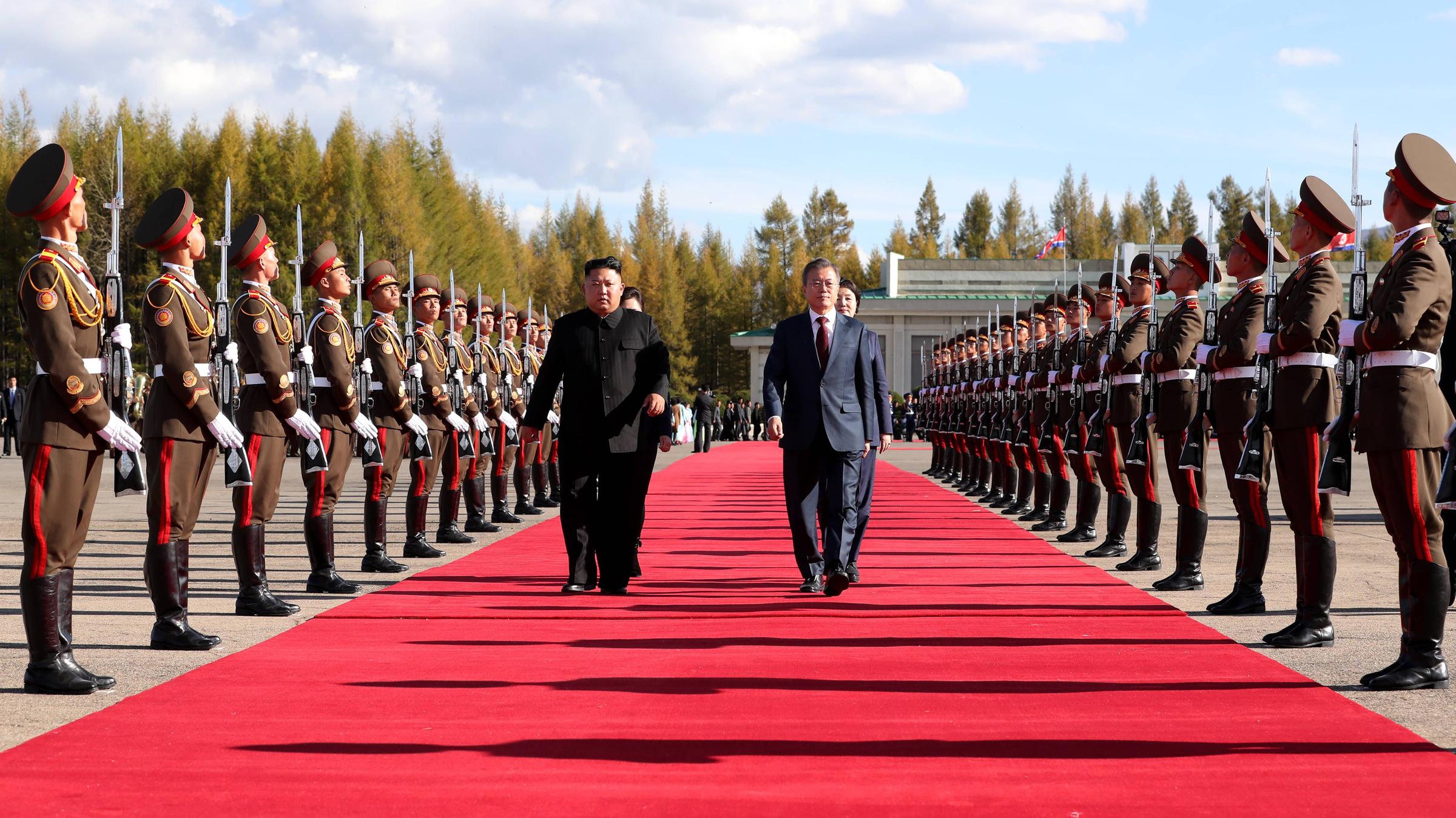 Kim Jong-un und der südkoreanische Präsident Moon Jae-In inspizieren die Ehrengarde am Flughafen Samjiyon in Samjiyon - 2018