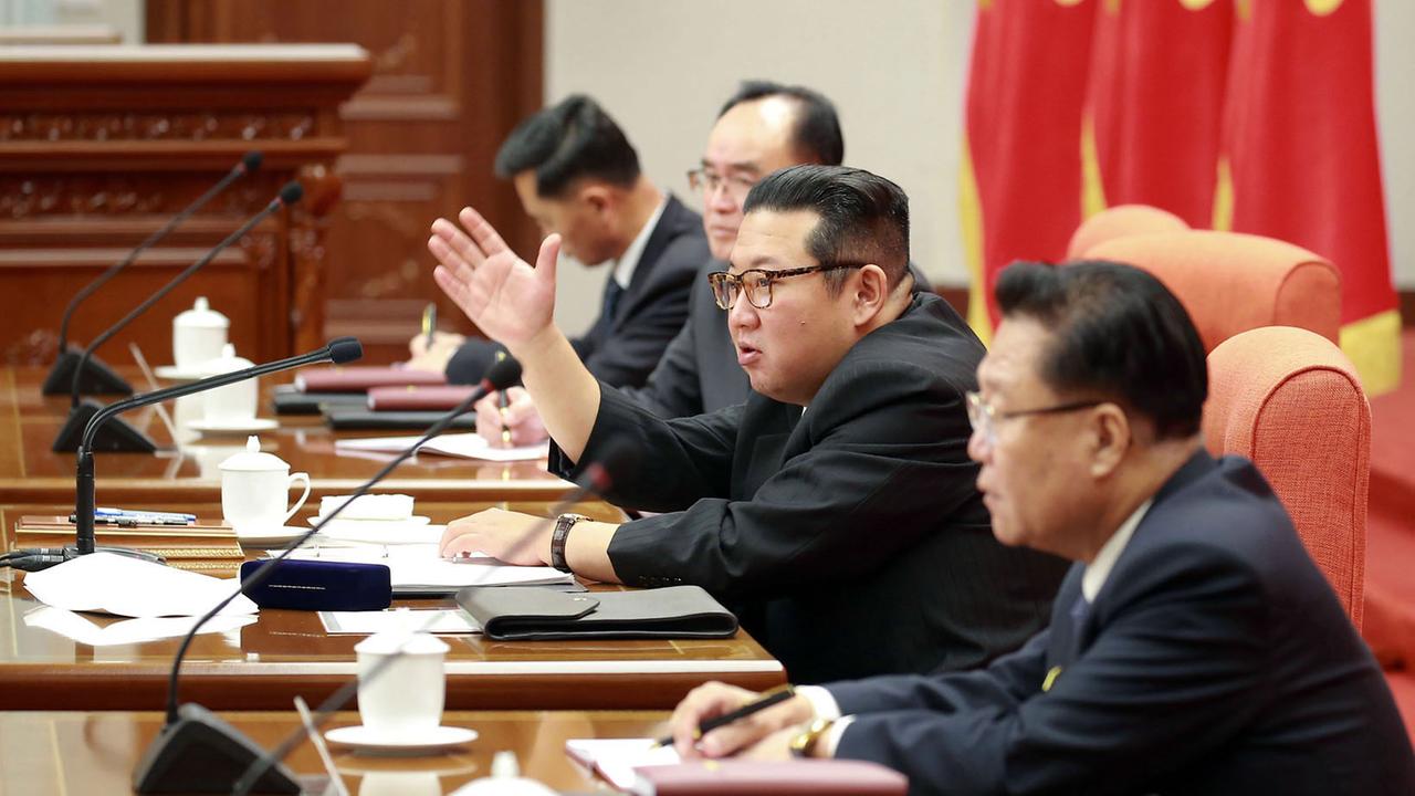 Kim Jong-un spricht während einer Plenarsitzung des Zentralkomitees der regierenden Arbeiterpartei in Pjöngjang - 2021