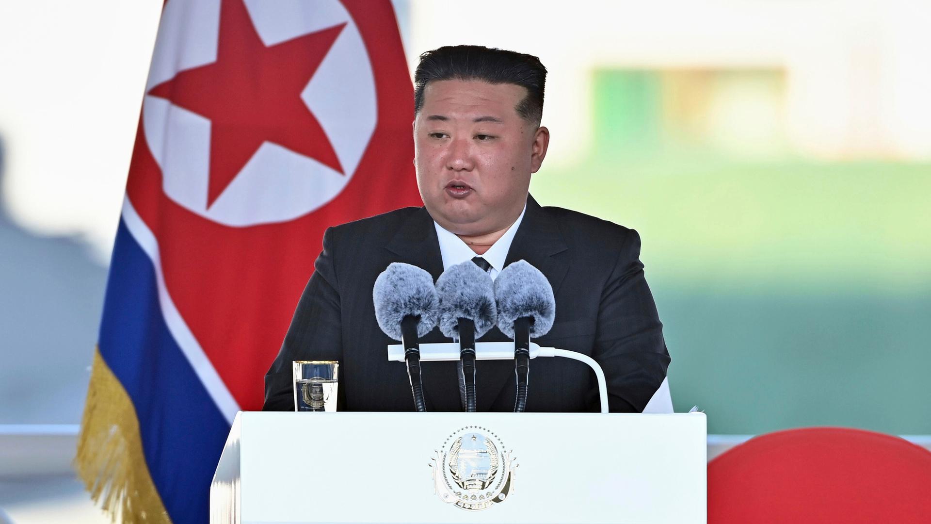 Auf diesem von der nordkoreanischen Regierung zur Verfügung gestellten Foto spricht der nordkoreanische Staatschef Kim Jong Un während einer Stapellaufzeremonie für einen neuen Marinezerstörer in einem westlichen Hafen in Nampo, Nordkorea, am 25. April 2025. 