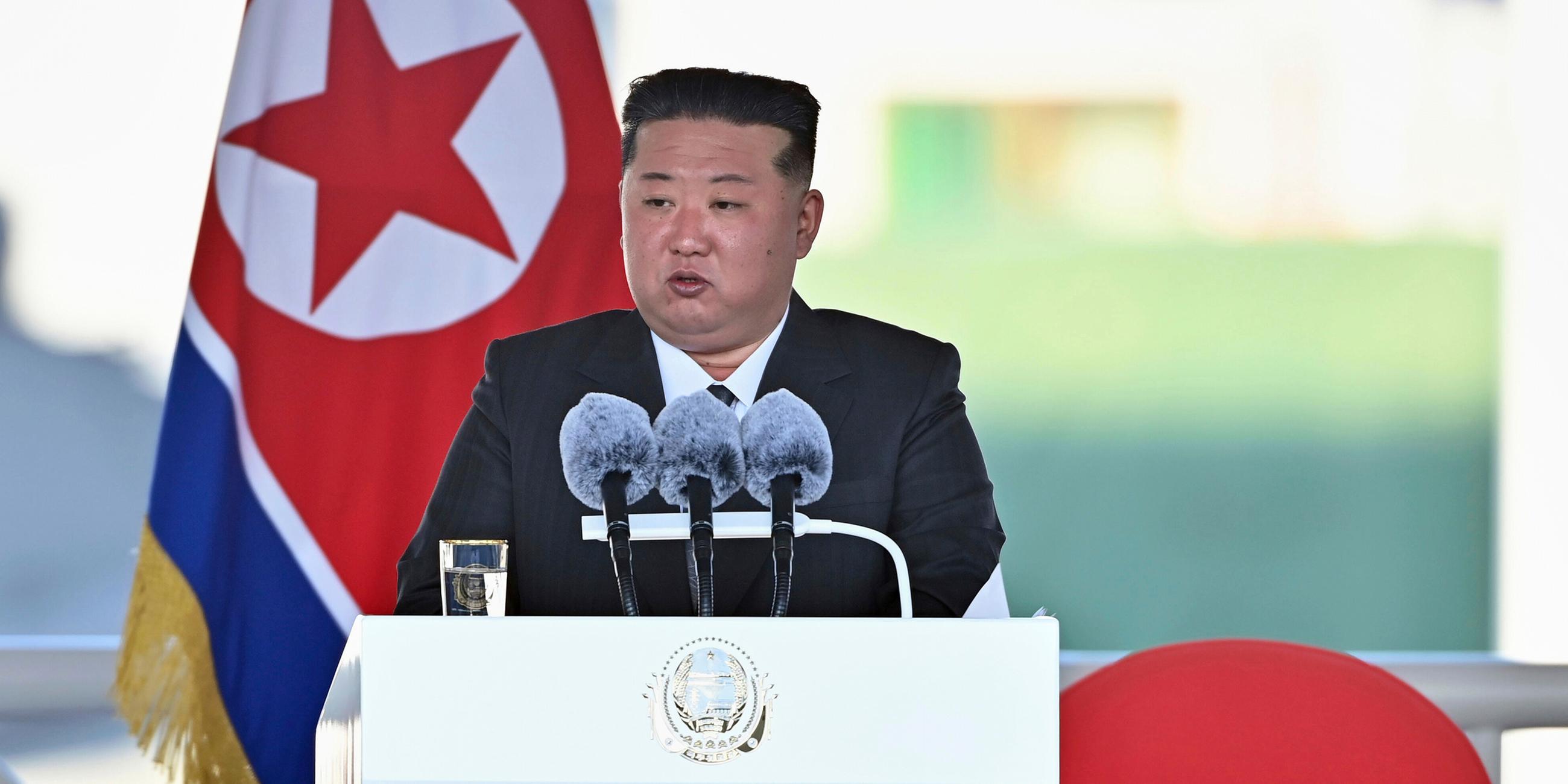 Auf diesem von der nordkoreanischen Regierung zur Verfügung gestellten Foto spricht der nordkoreanische Staatschef Kim Jong Un während einer Stapellaufzeremonie für einen neuen Marinezerstörer in einem westlichen Hafen in Nampo, Nordkorea, am 25. April 2025. 