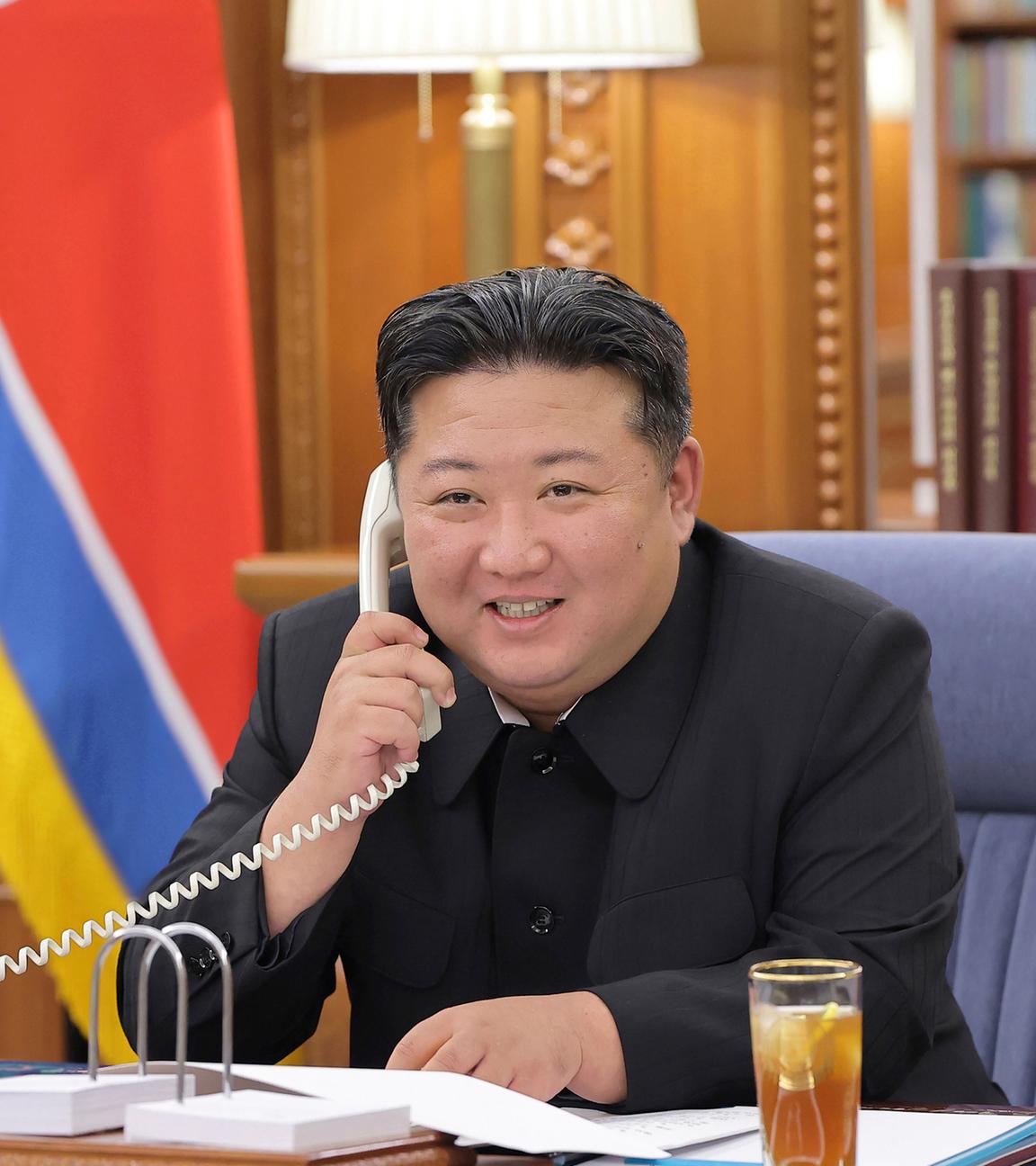 Nordkoreas Machthaber Kim Jong Un am Telefon