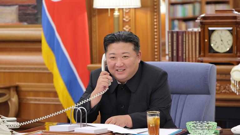 Nordkoreas Machthaber Kim Jong Un am Telefon