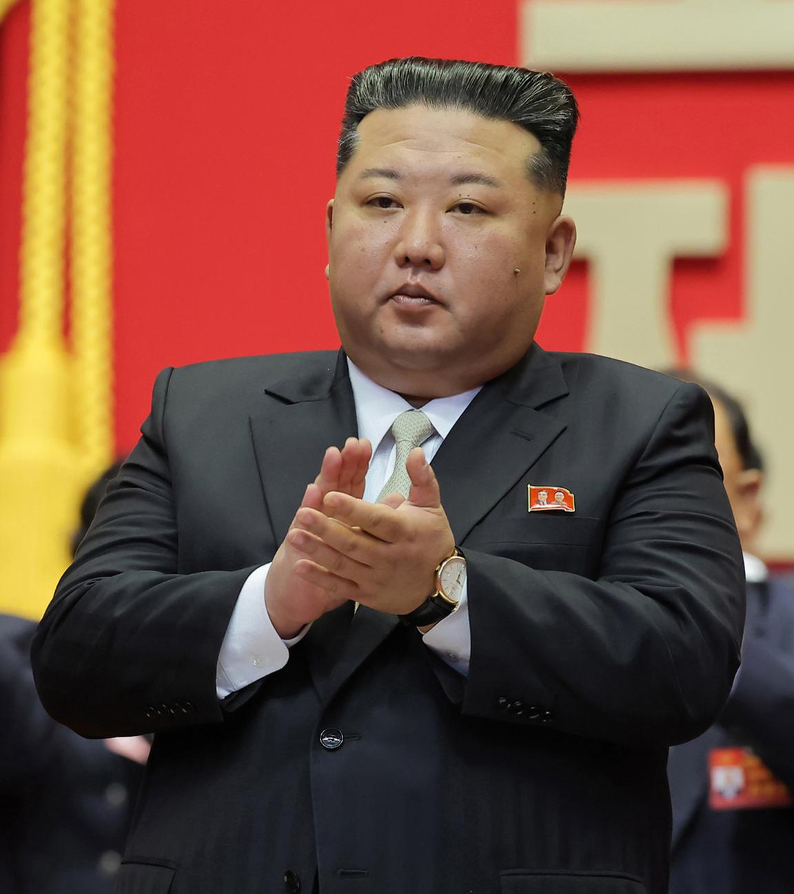 Ein Foto der offiziellen nordkoreanischen Nachrichtenagentur KCNA zeigt den nordkoreanischen Staatschef Kim Jong Un (Mitte) und Beamte beim Applaus am vierten Tag des Neunten Kongresses der Arbeiterpartei Koreas (WPK) in Pjöngjang, Nordkorea, am 22.02.2026.