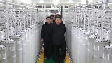 Auf diesem von der nordkoreanischen Regierung zur Verfügung gestellten Foto besucht Staatschef Kim Jong Un (vorne rechts) am 03.06.2026 eine neue Anlage zur Herstellung von Brennstoff für Atombomben an einem nicht genannten Ort in Nordkorea.
