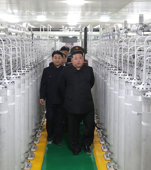 Auf diesem von der nordkoreanischen Regierung zur Verfügung gestellten Foto besucht Staatschef Kim Jong Un (vorne rechts) am 03.06.2026 eine neue Anlage zur Herstellung von Brennstoff für Atombomben an einem nicht genannten Ort in Nordkorea.