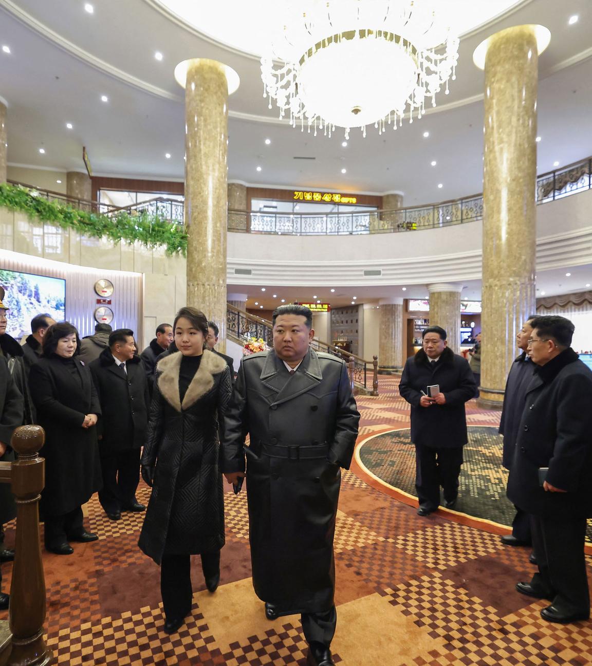 Der nordkoreanische Diktator Kim Jong-un und seine Tochter besuchen ein Luxushotel und laufen durch die Lobby.