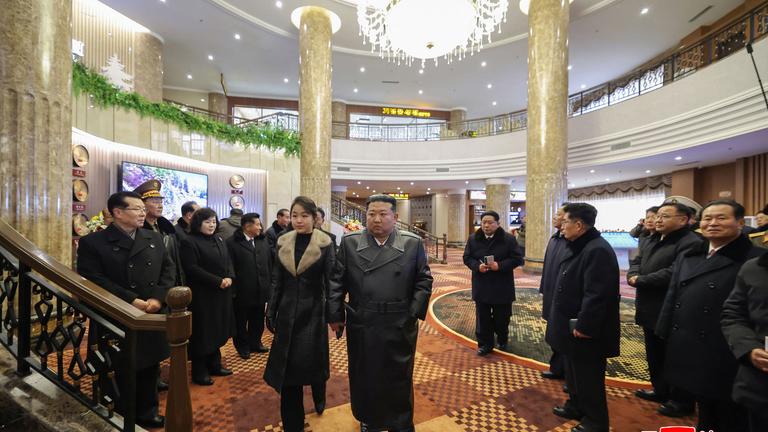 Der nordkoreanische Diktator Kim Jong-un und seine Tochter besuchen ein Luxushotel und laufen durch die Lobby.