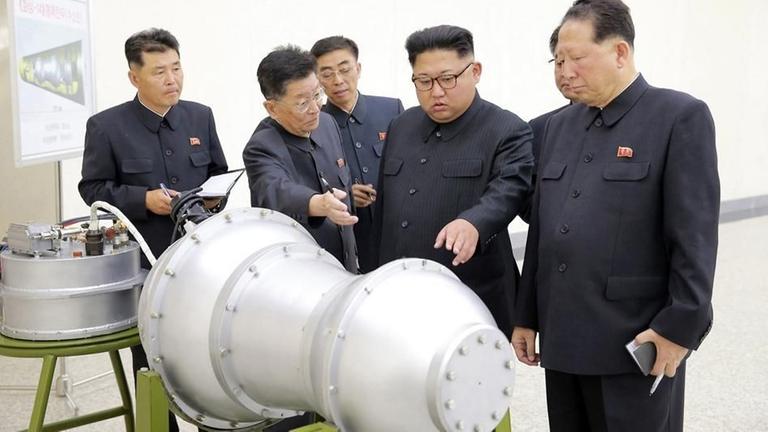Eine am 03.09.2017 verbreteite Aufnahme, die Nordkoreas Staatschef Kim Jong Un mit einem angeblichen Wasserstoffbomben-Sprengkopf zeigt. 
