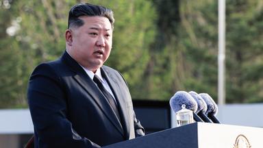Nordkoreas Oberster Führer Kim Jong Un hält eine Ansprache, die den nordkoreanischen Soldaten gewidmet ist, die an der Befreiung der russischen Region Kursk von den ukrainischen Streitkräften teilnahmen.
