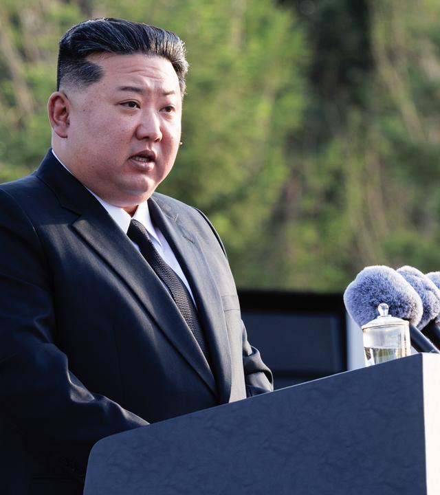 Nordkoreas Oberster Führer Kim Jong Un hält eine Ansprache, die den nordkoreanischen Soldaten gewidmet ist, die an der Befreiung der russischen Region Kursk von den ukrainischen Streitkräften teilnahmen.