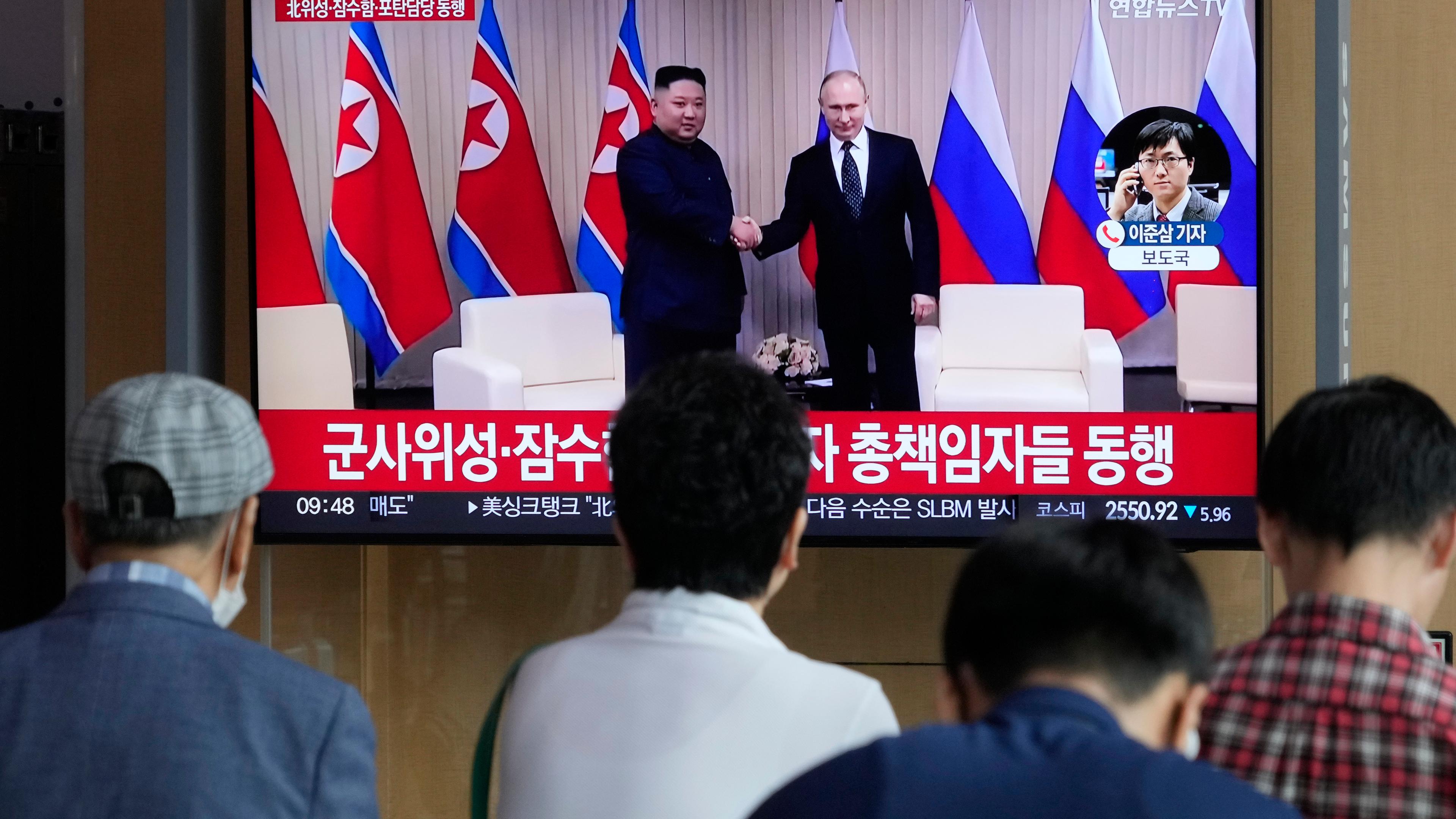 Ein Fernsehbildschirm zeigt ein Archivbild des nordkoreanischen Führers Kim Jong Un (links) und des russischen Präsidenten Wladimir Putin während einer Nachrichtensendung am Seouler Bahnhof in Seoul, Südkorea