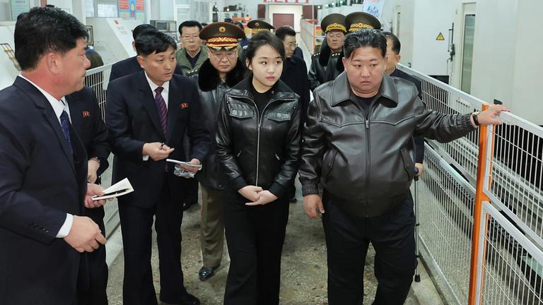 Kim Jong Un mit seiner Tochter in einer Munitionsfabrik.