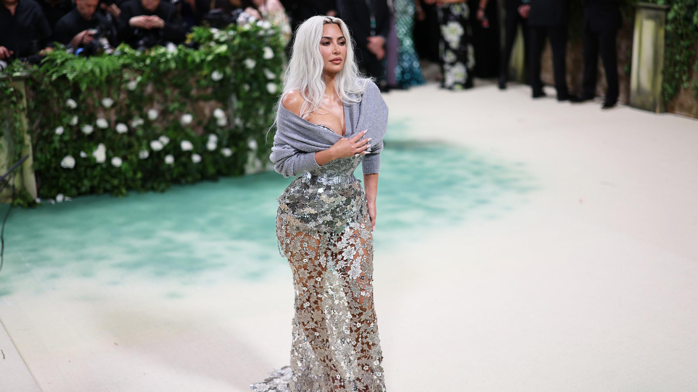 Kim Kardashian auf dem roten Teppich der MET Gala 2024