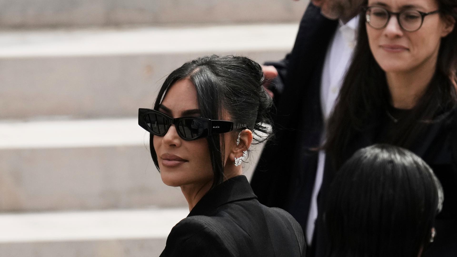 Archiv: Kim Kardashian (l) trifft in Paris ein, um über den Raub von Juwelen in Millionenhöhe aus ihrem Pariser Hotelzimmer im Jahr 2016 auszusagen.