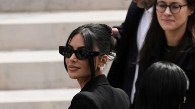 Archiv: Kim Kardashian (l) trifft in Paris ein, um über den Raub von Juwelen in Millionenhöhe aus ihrem Pariser Hotelzimmer im Jahr 2016 auszusagen.