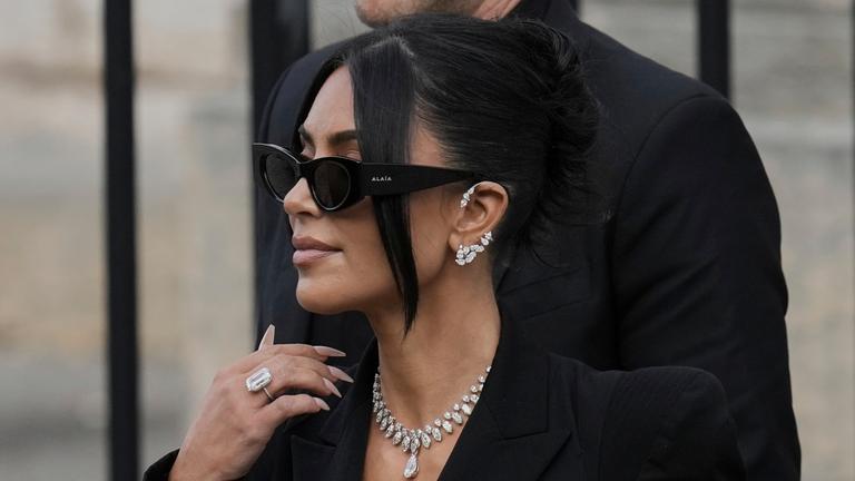  Kim Kardashian verlässt den Justizpalast, nachdem sie über den Raub von Juwelen in Millionenhöhe aus ihrem Pariser Hotelzimmer im Jahr 2016 ausgesagt hat.