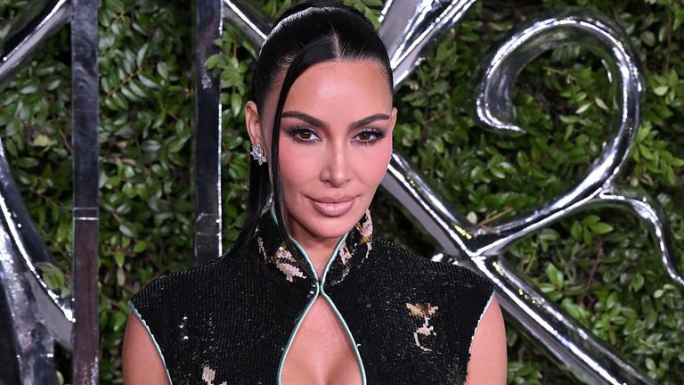 Kim Kardashian posiert auf einem Event.