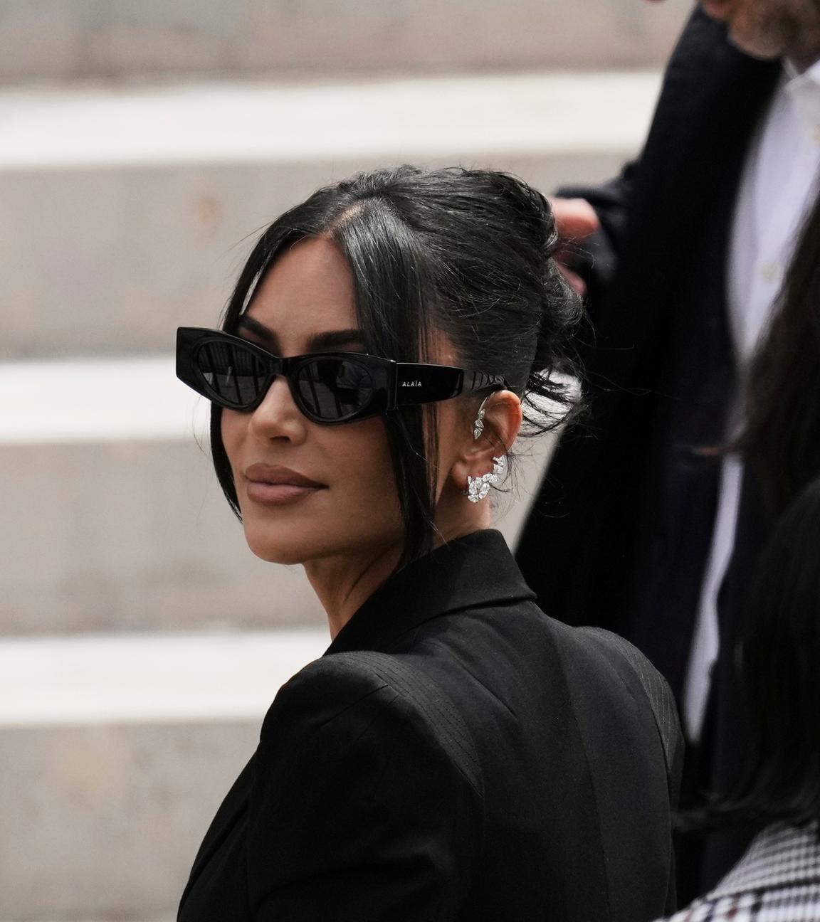 US-Reality-Star KimKardashian ist zu ihrer mit Spannung erwarteten Aussage im Prozess um einen Raubüberfall in Paris eingetroffen, bei dem ihr Schmuck im Millionenwert gestohlen wurde.