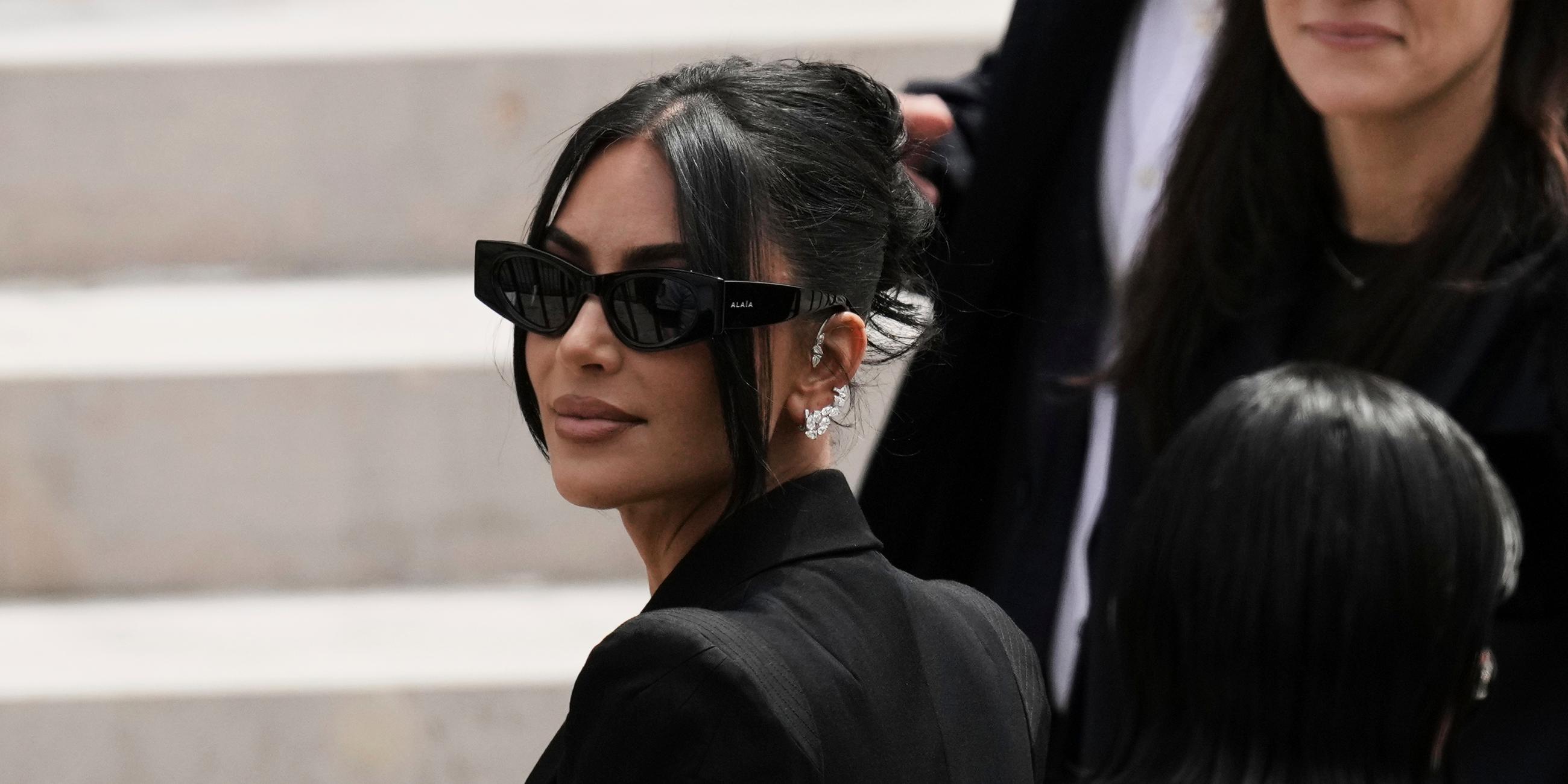 US-Reality-Star KimKardashian ist zu ihrer mit Spannung erwarteten Aussage im Prozess um einen Raubüberfall in Paris eingetroffen, bei dem ihr Schmuck im Millionenwert gestohlen wurde.