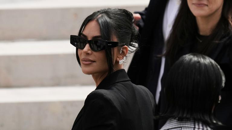US-Reality-Star KimKardashian ist zu ihrer mit Spannung erwarteten Aussage im Prozess um einen Raubüberfall in Paris eingetroffen, bei dem ihr Schmuck im Millionenwert gestohlen wurde.