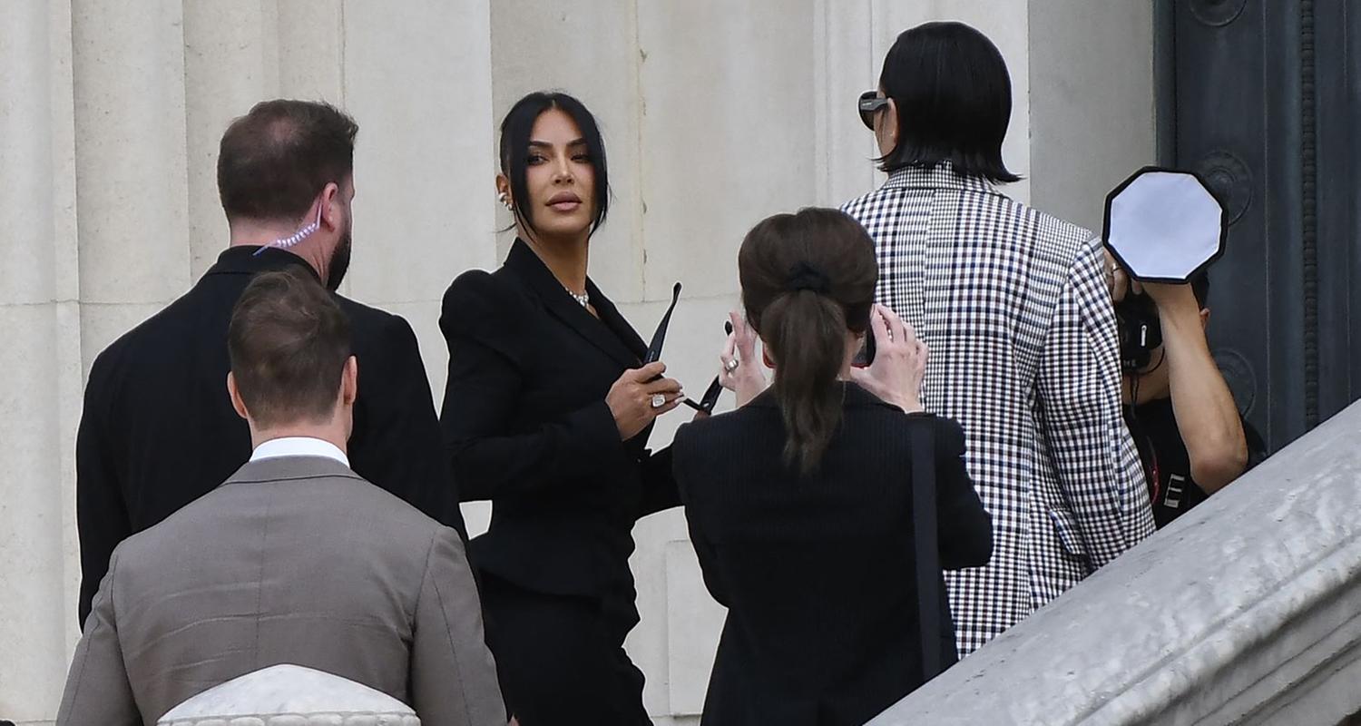 Kim Kardashian in Paris vor dem Eingang des Gerichts
