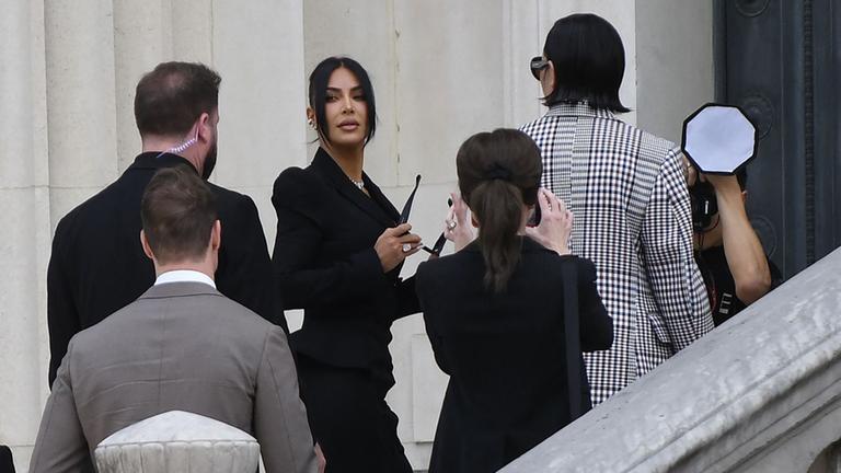 Kim Kardashian in Paris vor dem Eingang des Gerichts