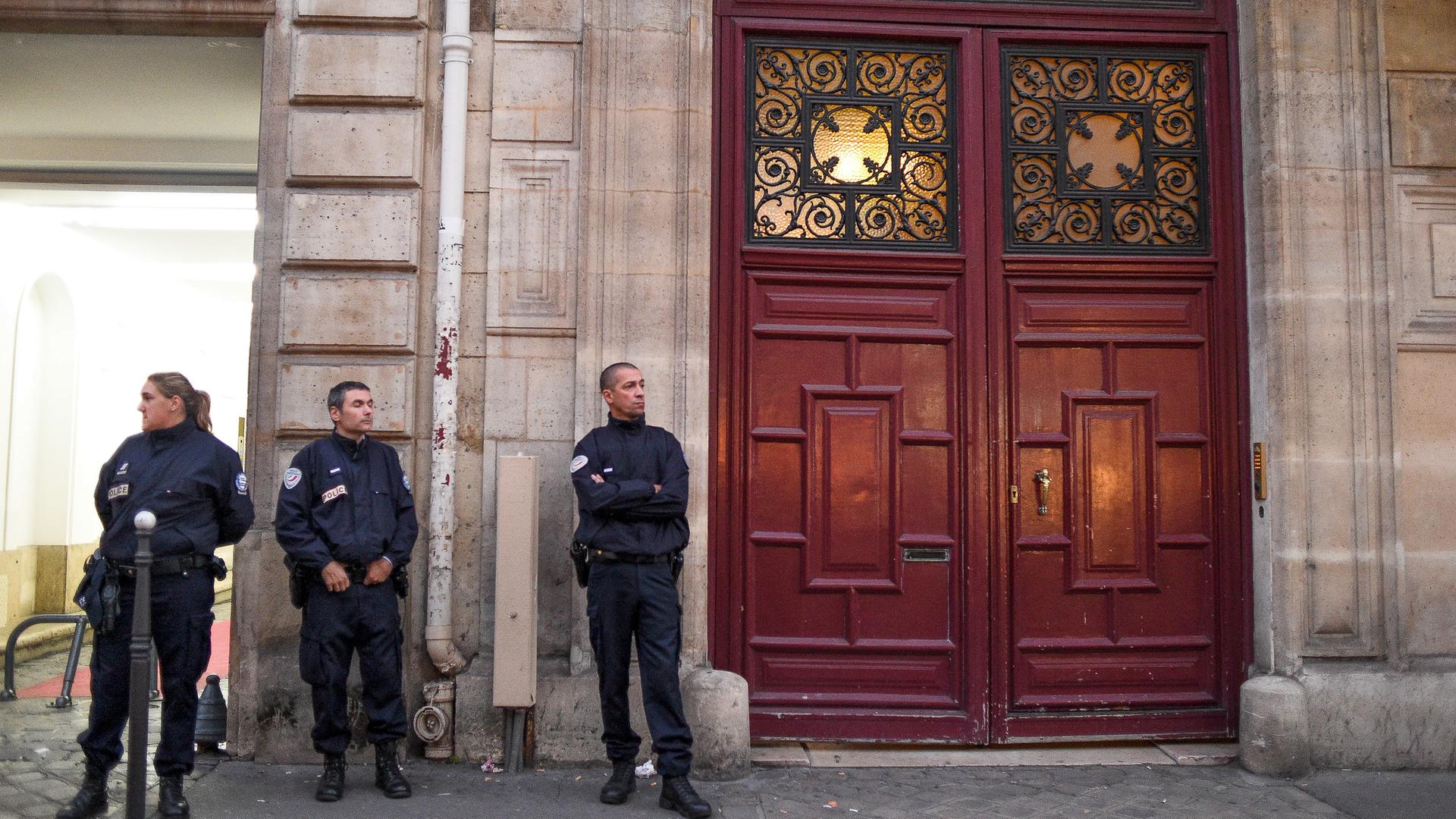 Polizisten sthen vor dem Hotel, in dem Kim Kardashian in Paris 2016 überfallen wurde.