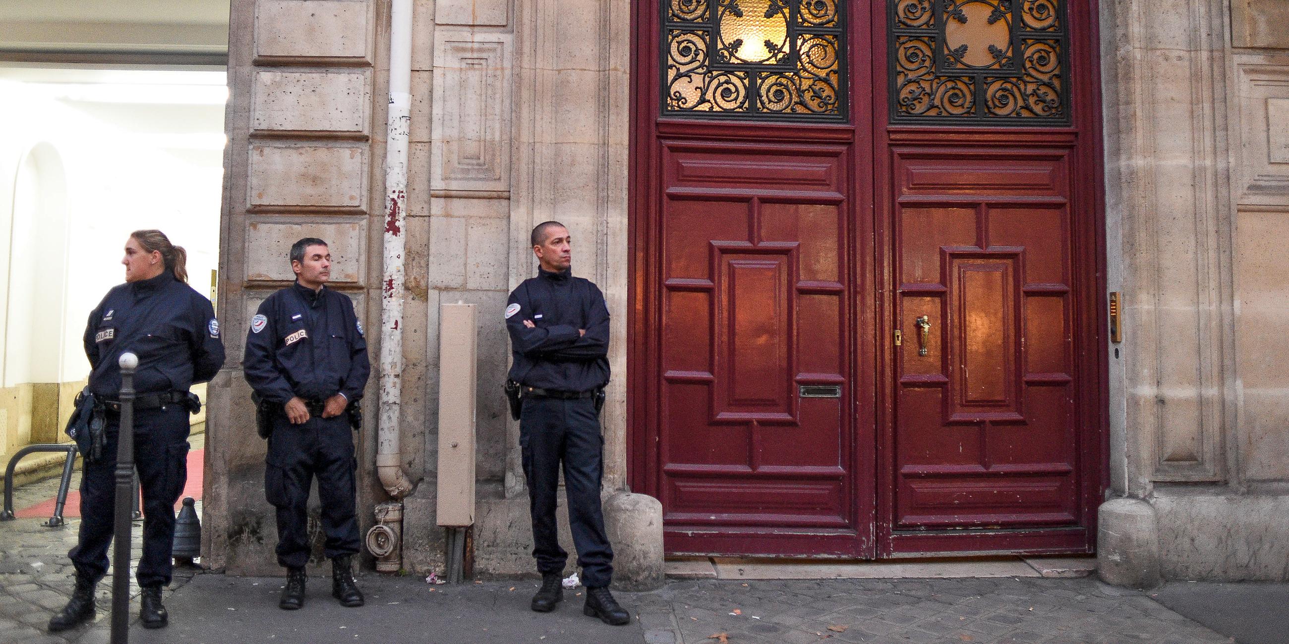Polizisten sthen vor dem Hotel, in dem Kim Kardashian in Paris 2016 überfallen wurde.