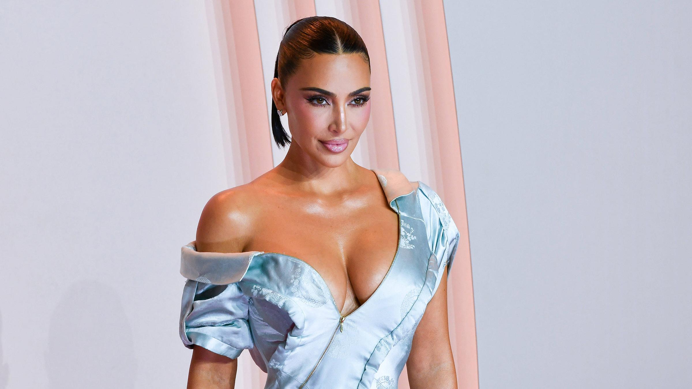 Kim Kardashian bei einer öffentlichen Veranstaltung.