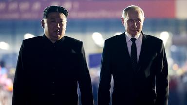 Nordkoreas Machthaber Kim Jong Un (l) und Russland Präsident Wladimir Putin auf einem Flughafen außerhalb von Pjöngjang
