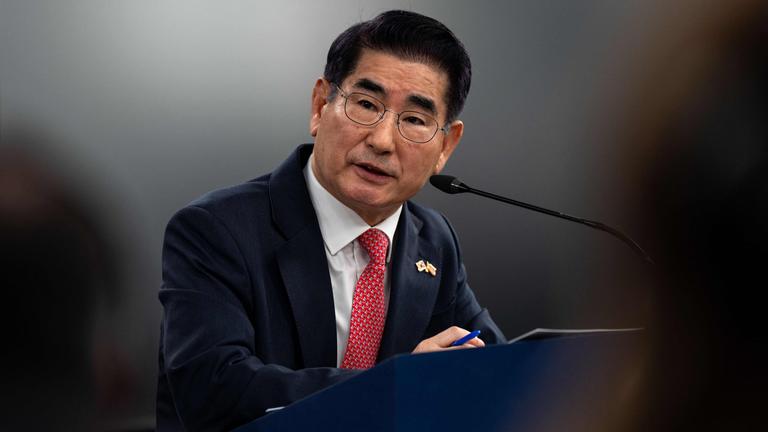 Der südkoreanische Verteidigungsminister Kim Yong Hyun während er einer Pressekonferenz im Pentagon.