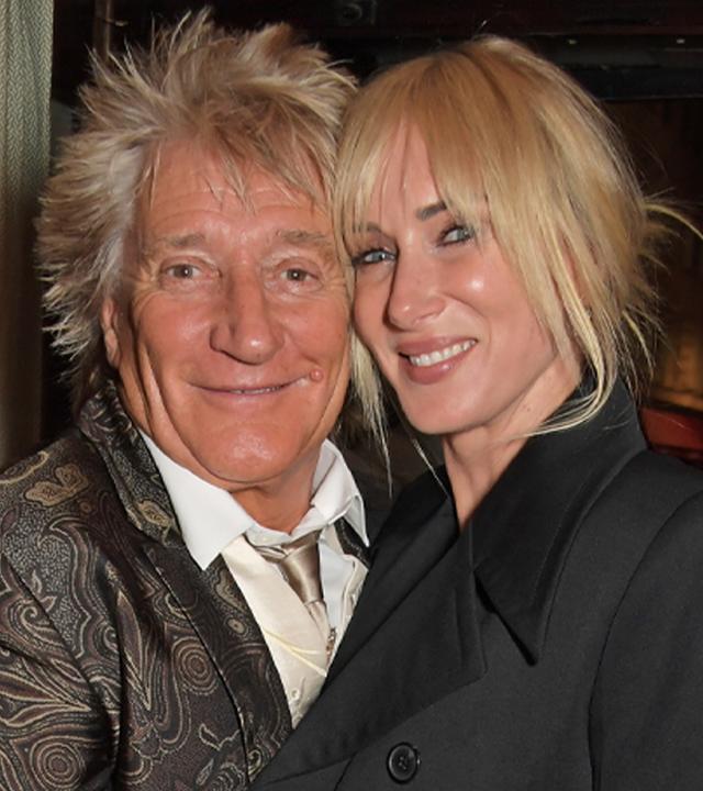 Kimberly Stewart (rechts) posiert mit Babybauch und ihrem Vater Rod Stewart.