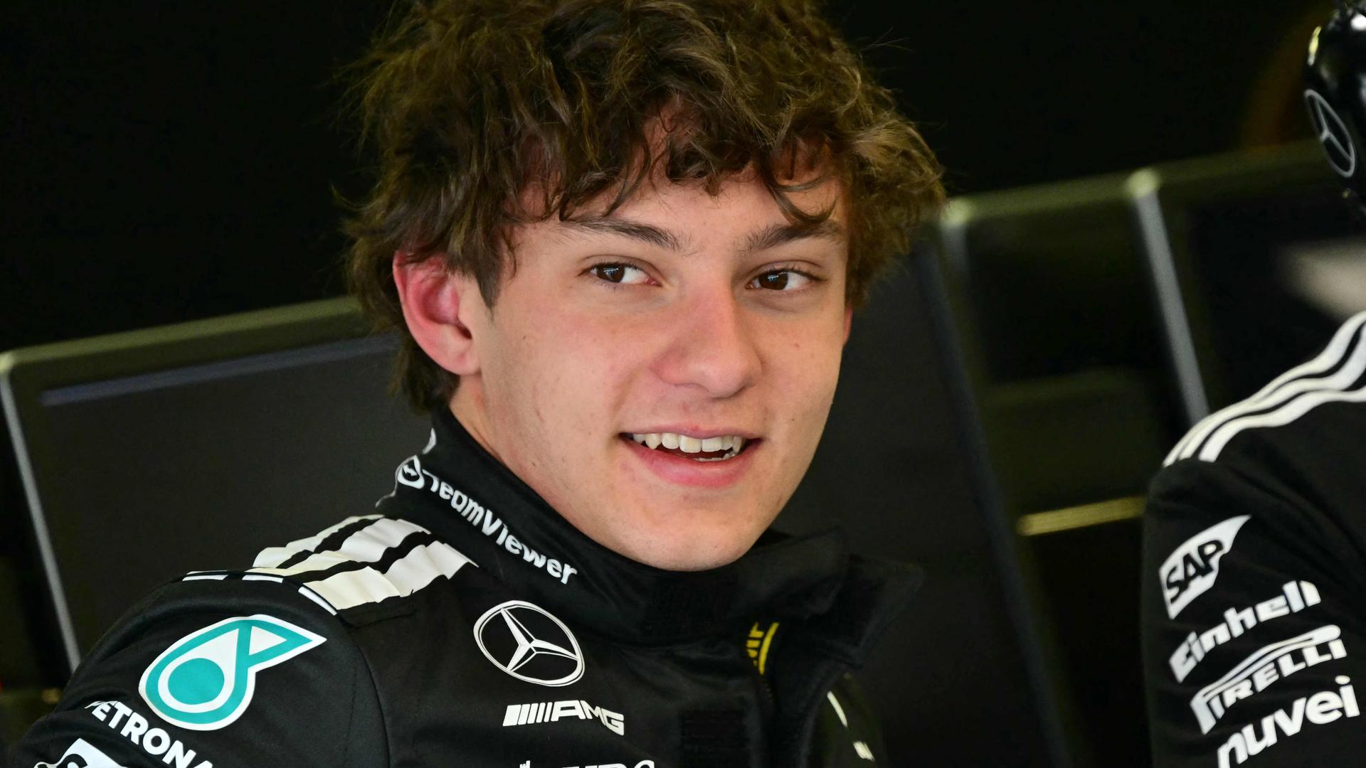 Kimi Antonelli in der Boxengasse bei Mercedes-Formel-1-Testfahrten in Bahrain