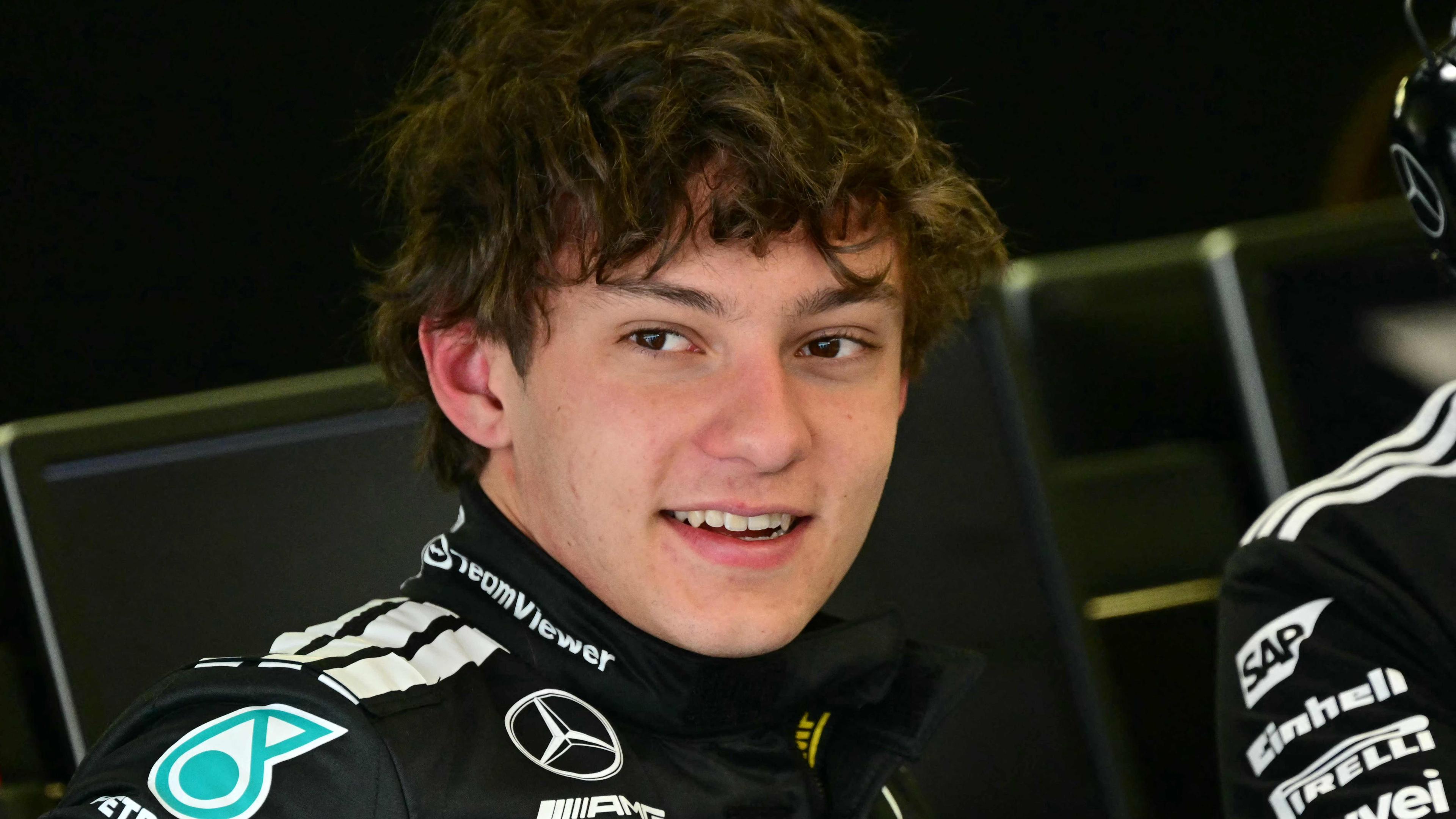 Kimi Antonelli in der Boxengasse bei Mercedes-Formel-1-Testfahrten in Bahrain