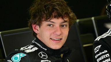 Kimi Antonelli in der Boxengasse bei Mercedes-Formel-1-Testfahrten in Bahrain