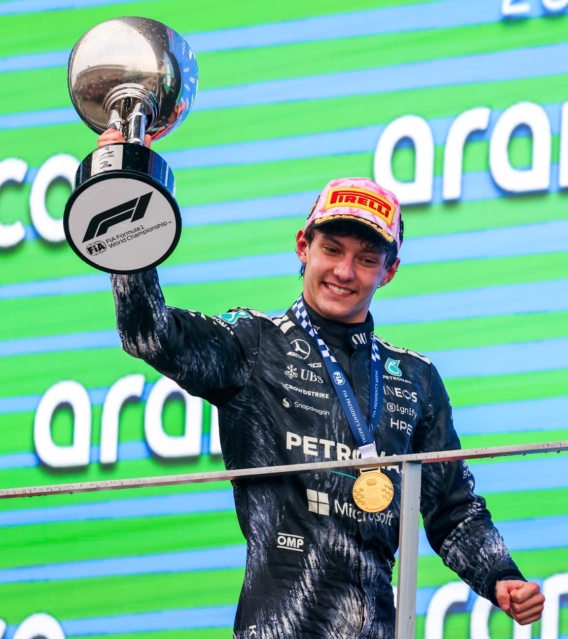 Kimi Antonelli mit dem Siegerpokal beim Großen Preis von Japan