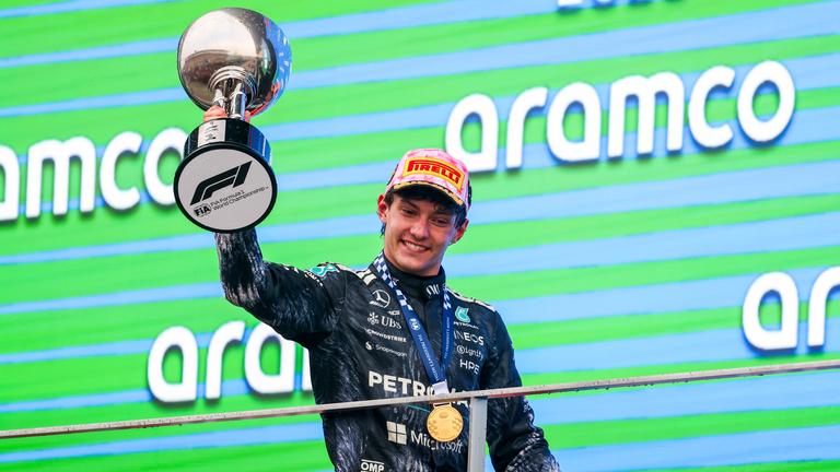 Kimi Antonelli mit dem Siegerpokal beim Großen Preis von Japan