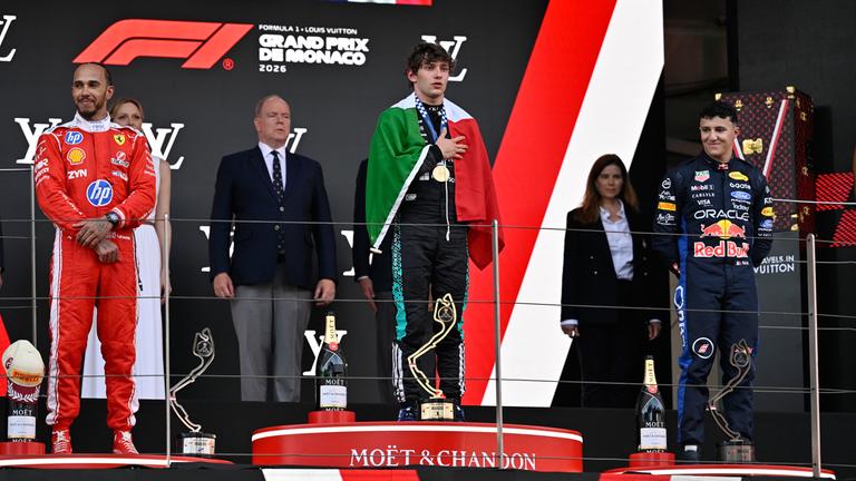 Mercedes-Pilot Andrea Kimi Antonelli (Mitte) feiert auf dem Podium gemeinsam mit dem zweitplatzierten britischen Ferrari-Piloten Lewis Hamilton (links) und dem drittplatzierten französischen Red-Bull-Piloten Isack Hadjar seinen Sieg beim Formel-1-Grand-Prix von Monaco auf der Rennstrecke in Monaco am Sonntag, dem 7. Juni 2026. 