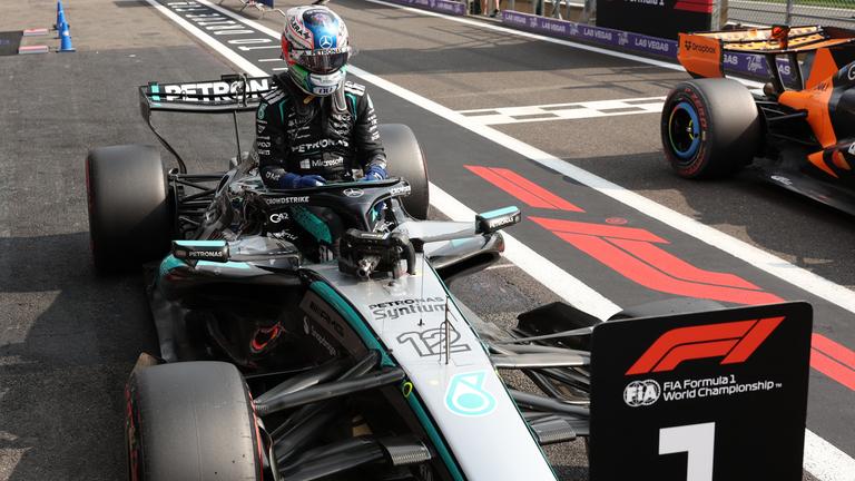Der italienische Automobilrennfahrer Andrea Kimi Antonelli steigt nach dem Qualifying beim Grand Prix in Spa aus seinem Auto