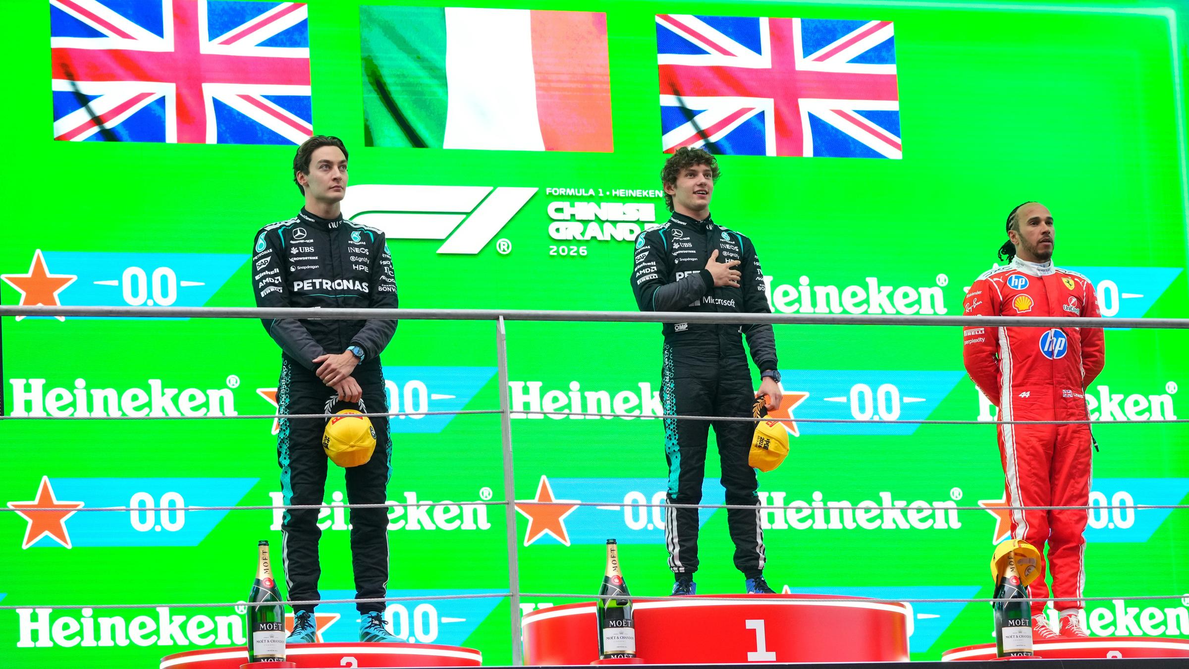 Kimi Antonelli (Italien), George Russell (Großbritannien) und Lewis Hamilton (Großbritannien) stehen. 