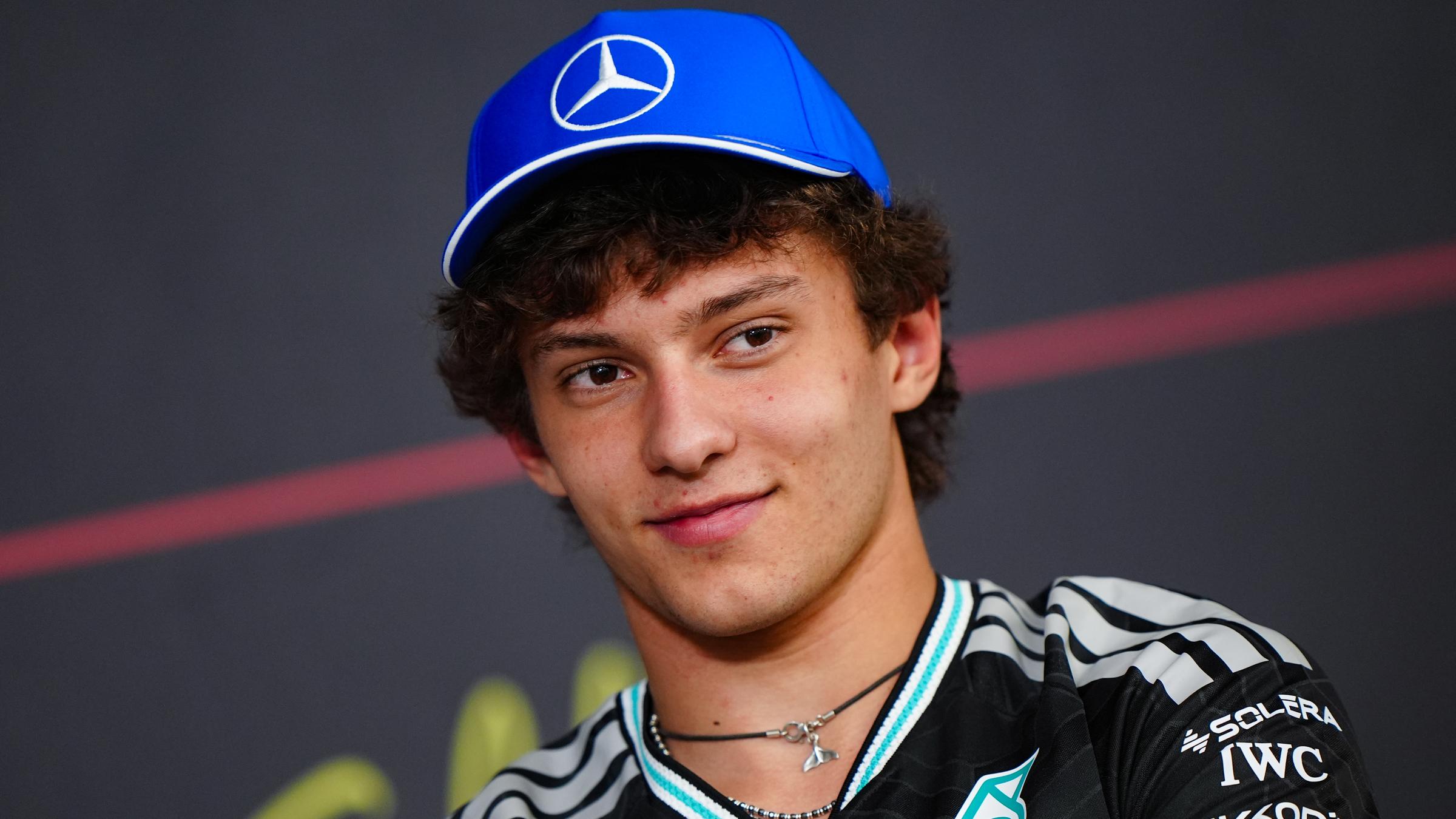 Kimi Antonelli lächelnd bei der  Pressekonferenz zur Vorbereitung in Bahrain