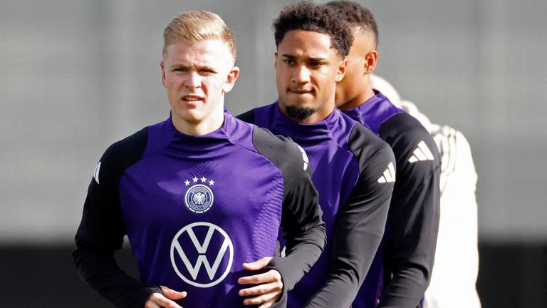 Die Nationalspieler Jonathan Burkardt und Kevin Schade beim Training in Herzogenaurach am 8.10.2024