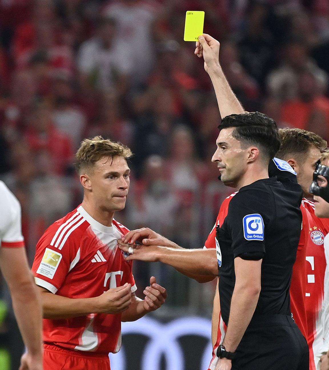 Schiedsrichter Florian BADSTUEBNER zeigt Joshua KIMMICH (Bayern Muenchen) die Gelbe Karte nach Reklamieren nach fragwuerdigem Tor von Leipzig.