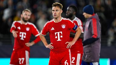 Joshua Kimmich steht nach dem Spiel gegen Viking Stavanger enttäuscht auf dem Rasen