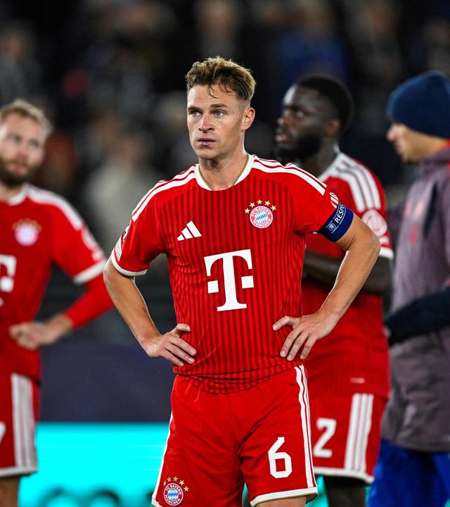 Joshua Kimmich steht nach dem Spiel gegen Viking Stavanger enttäuscht auf dem Rasen