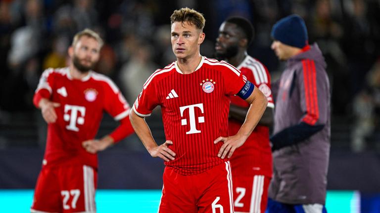 Joshua Kimmich steht nach dem Spiel gegen Viking Stavanger enttäuscht auf dem Rasen